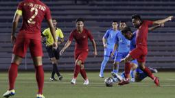 Gelandang Timnas Indonesia U-22, Saddil Ramdani, berusaha merebut bola saat melawan Singapura U-22 pada laga SEA Games 2019 di Stadion Rizal Memorial, Manila, Kamis (28/11). Indonesia menang 2-0 atas Singapura. (Bola.com/M Iqbal Ichsan)