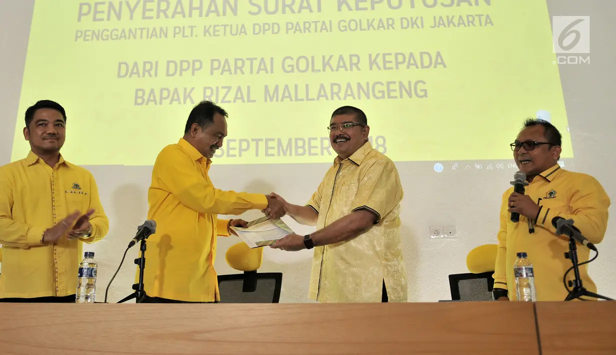 Ketua Korbid Kepartaian Golkar Ibnu Munzir (dua kanan) menyerahkan SK pengangkatan Rizal Mallarangeng (dua kiri) sebagai Plt Ketua DPD Golkar DKI Jakarta, Kamis (6/9). Rizal Mallarangeng menggantikan Agus Gumiwang Kartasasmita. (Merdeka.com/Iqbal Nugroho)