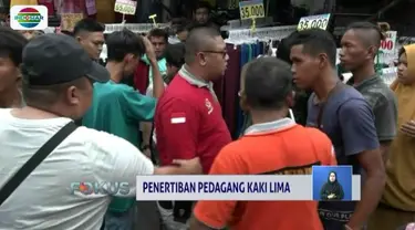 Razia PKL di kawasan Pasar Tanah Abang kembali diwarnai aksi saling tarik barang dagangan. Sejumlah pedagang melakukan perlawanan lantaran tak terima dagangannya disita.