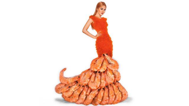 Seorang perancang busana memberi sentuhan kreatif dengan menambahkan makanan-makanan tertentu pada sketsa baju yang dibuatnya.