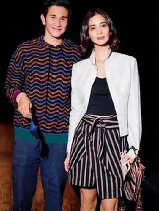 Begitu juga dengan Marsha Timothy yang gemar bereksperimen dalam ragam look. Seperti memakai celana pendek motifl lurik yang menampilkan look entik namun tetap dikemas modern saat dipadukan dengan jaket bomber (Foto: Instagram @vinogbastian__)