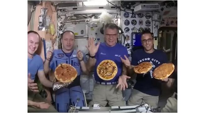 4 Astronot Pamer Bikin Pizza di Luar Angkasa dalam Gravitasi Nol, Begini Caranya