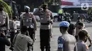Kapolri Jenderal Idham Azis memimpin upacara saat ziarah ke Taman Makam Pahlawan Nasional Utama (TMPNU) Kalibata, Jakarta, Senin (29/6/2020). Kegiatan tersebut dilakukan dalam rangka rangkaian peringatan HUT ke-74 Bhayangkara yang jatuh pada 1 Juli 2020. (Liputan6.com/Johan Tallo)
