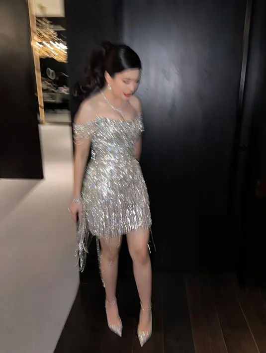 Cocktail dress Valencia Tanoesoedibjo menjadi penutup dari rangkaian gaun-gaun megah yang dikenakannya di hari spesialnya. Cocktail dress ini pendek dengan rumbai-rumbai berkilauan bernuansa silver yang mewah. Foto: Instagram.