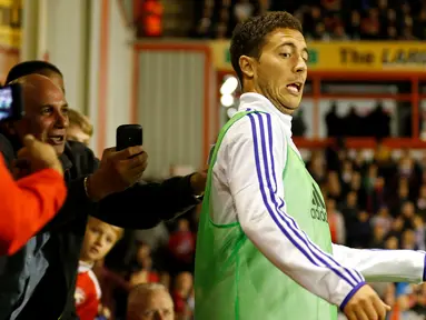 Pemain Chelsea, Eden Hazard, terkejut saat ditarik oleh seorang fan yang ingin berfoto saat Chelsea melawan Walsall dalam putaran ketiga Piala Liga Inggris di Stadion Banks, Inggris, Rabu (23/9/2015). (Action Images via Reuters/Carl Recine)