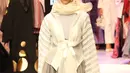Model berjalan mengenakan busana muslim saat pembukaan Muffest 2018, Jakarta, Kamis (19/4). Selain fashion show, Muffest menyajikan pameran 200 merek fashion muslim yang berlangsung mulai 19 April hingga 22 April 2018. (Liputan6.com/Immanuel Antonius)
