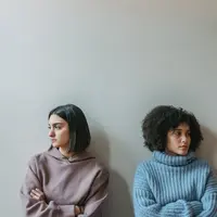 Ilustrasi sahabat, kecewa, bertengkar. (Photo by Liza Summer from Pexels)