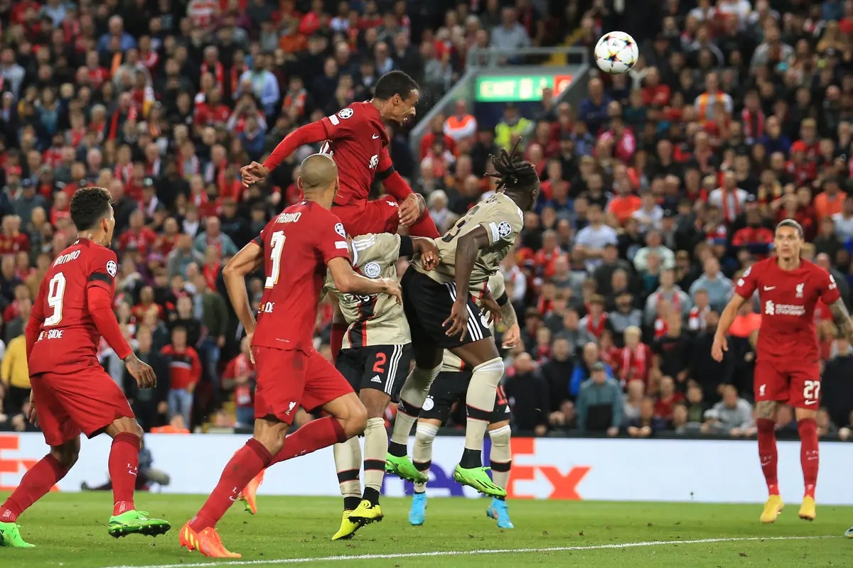 Joel Matip saat mencetak gol kemenangan Liverpool atas Ajax di Liga Champions