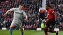 Aksi Anthony Martial melewati bek West Ham, Declan Rice pada laga lanjutan Premier League yang berlangsung di Stadion Old Trafford, Minggu (14/4). Man United menang 2-1 atas West Ham. (AFP/Paul Ellis)