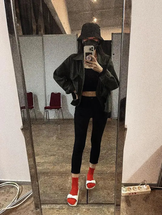 Tampilan kasual dengan cropped top dan leather jacket yang selalu up-to-date (Foto: Instagram @isyanasarasvati)