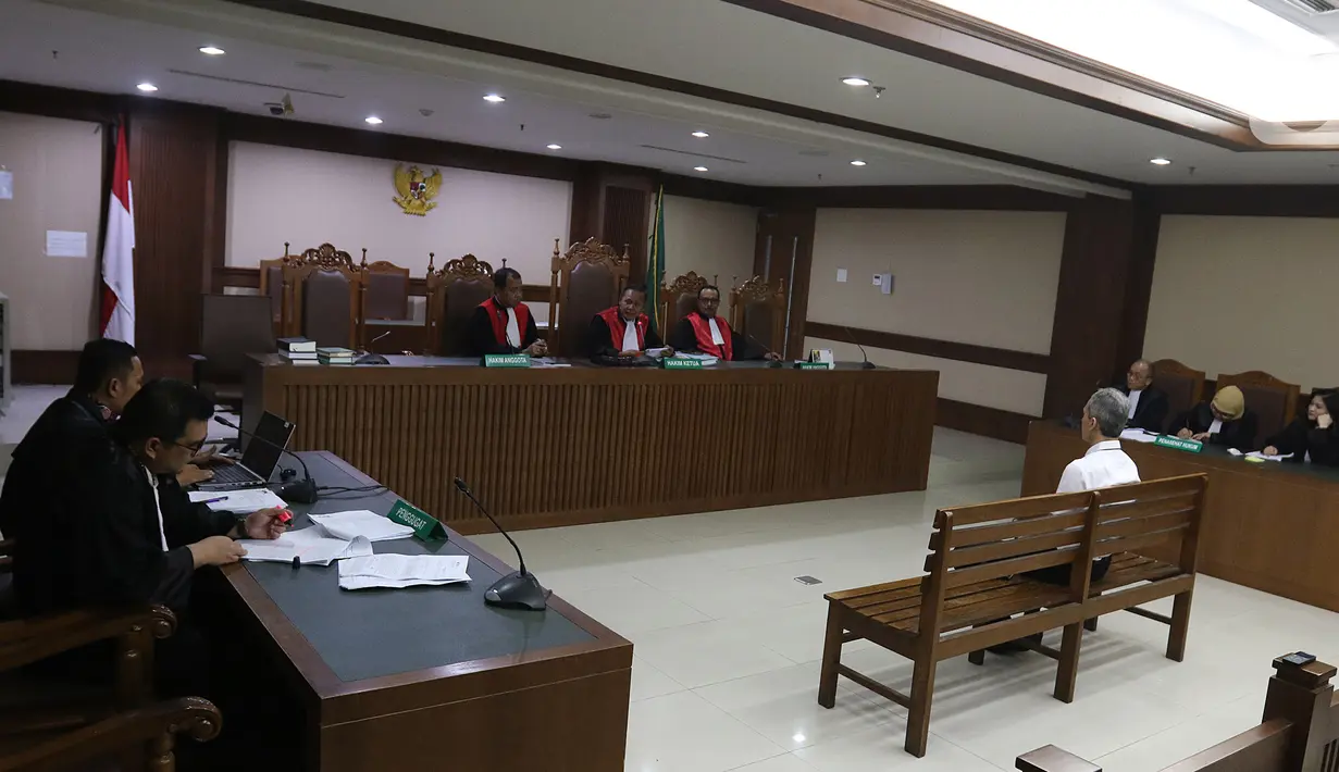 Mantan Direktur Produksi dan Teknologi PT Krakatau Steel (Persero) Wisnu Kuncoro menjalani sidang vonis dugaan suap di Pengadilan Tipikor, Jakarta, Senin (11/11/2019). Wisnu divonis 1 tahun dan 6 bulan penjara serta denda Rp 50 juta subsider dua bulan kurungan. (Liputan6.com/Herman Zakharia)