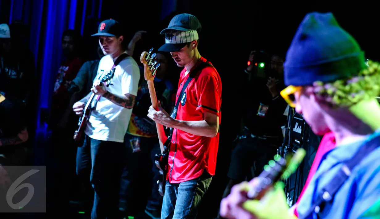 Grup band pop punk The Story So Far tampil pada konser yang bertajuk The Story So Far & Man Overboard Suppy World di Jakarta, Minggu (30/8/2015). Band asal Amerika ini berhasil memuaskan para penggemarnya di  Jakarta. (Liputan6.com/Faizal Fanani)