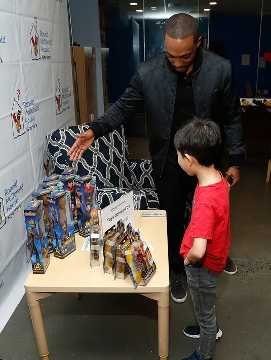 Suasana saat bintang Avengers Infinity War, Anthony Mackie membagikan mainan kepada anak-anak di Ronald McDonald House, New York, AS, Kamis (19/4). Mainan yang dibagikan disumbangkan dari Hasbro. (LARS NIKI / GETTY IMAGES NORTH AMERICA / AFP)