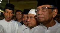 Capres nomor urut dua, Joko Widodo (kiri), bersama mantan Ketua PBNU KH Hasyim Muzadi (kanan), tiba di tanah air seusai melaksanakan Umrah, di Terminal 2E Bandara Soekarno Hatta, Tangerang, Banten. (ANTARA FOTO/Ismar Patrizki)