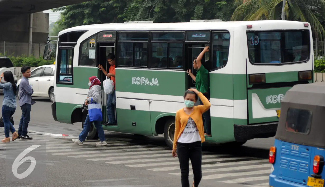 Sejumlah penumpang turun di depan terminal Blok M Jakarta, Kamis (31/3/2016). Pemerintah berencana menurunkan tarif angkutan umum pasca penurunan harga BBM, 1 April mendatang. (Liputan6.com/Helmi Fithriansyah)
