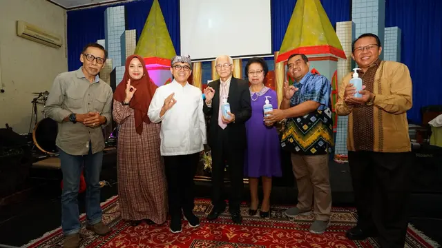 Cegah Virus Corona, Bupati Anas Bagi-Bagi Hand Sanitizer ke Masjid sampai Gereja