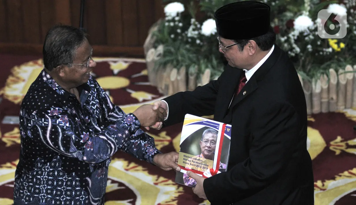 Airlangga Hartarto (kanan) menerima buku dari Darmin Nasution dalam acara serah terima jabatan (Sertijab) Menteri Koordinator Bidang Perekonomian di Kemenko Perekonomian, Jakarta, Rabu (23/10/2019). Airlangga resmi menggantikan Darmin Nasution sebagai Menko Perekonomian. (merdeka.com/Iqbal Nugroho)