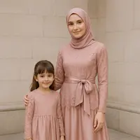 Gamis Brokat Kombinasi Satin (Foto: Rizka Nur Laily via ChatGPT)