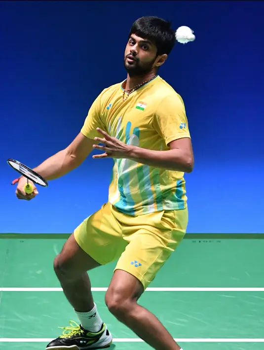 Pebulu tangkis putra India, Sai Praneeth Bhamidipati berusaha mengembalikan kok ke tunggal putra Indonesia, Tommy Sugiarto pada babak perempat final Jepang Terbuka 2019 di Tokyo, Jumat (26/7/2019). Tommy Sugiarto kalah dalam dua gim langsung dengan skor 12-21 dan 15-21. (Toshifumi KITAMURA/AFP)