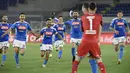 Pemain Napoli Matteo Politano (kiri) bersama rekan-rekannya merayakan gol kemenangan atas Juventus pada final Coppa Italia di Olympic Stadium, Roma, Italia, Rabu (17/6/2020). Napoli menjadi juara Coppa Italia 2019-2020 setelah mengalahkan Juventus lewat drama adu penalti. (Filippo MONTEFORTE/AFP)
