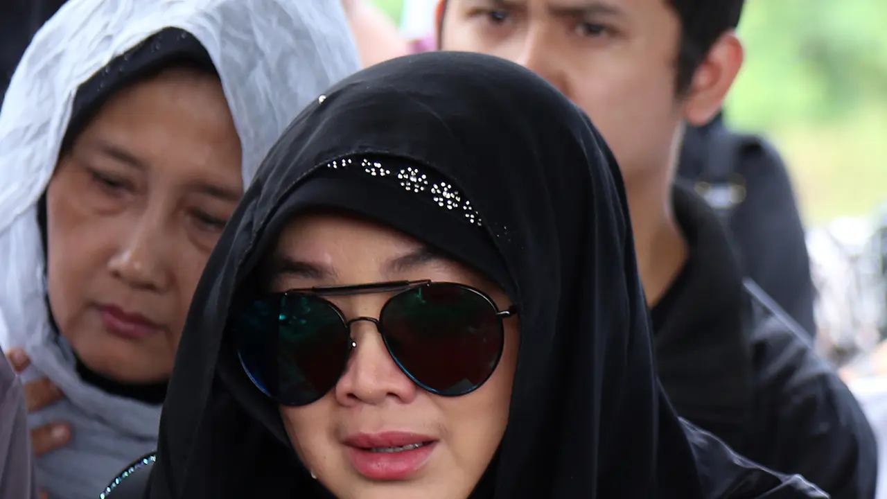 [Adrian Putra] Rina Gunawan