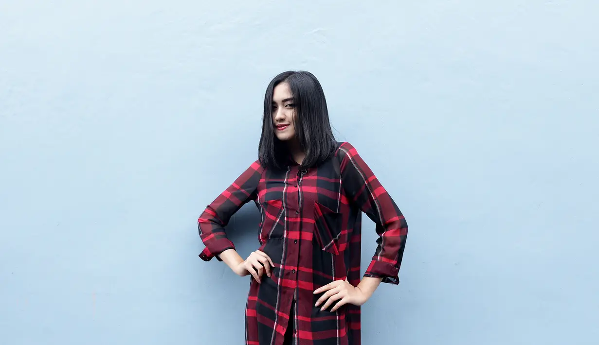 Usianya yang beranjak remaja, Ochi Rosdiana masih manja dengan papa dan mamanya. (Andy Masela/Bintang.com)