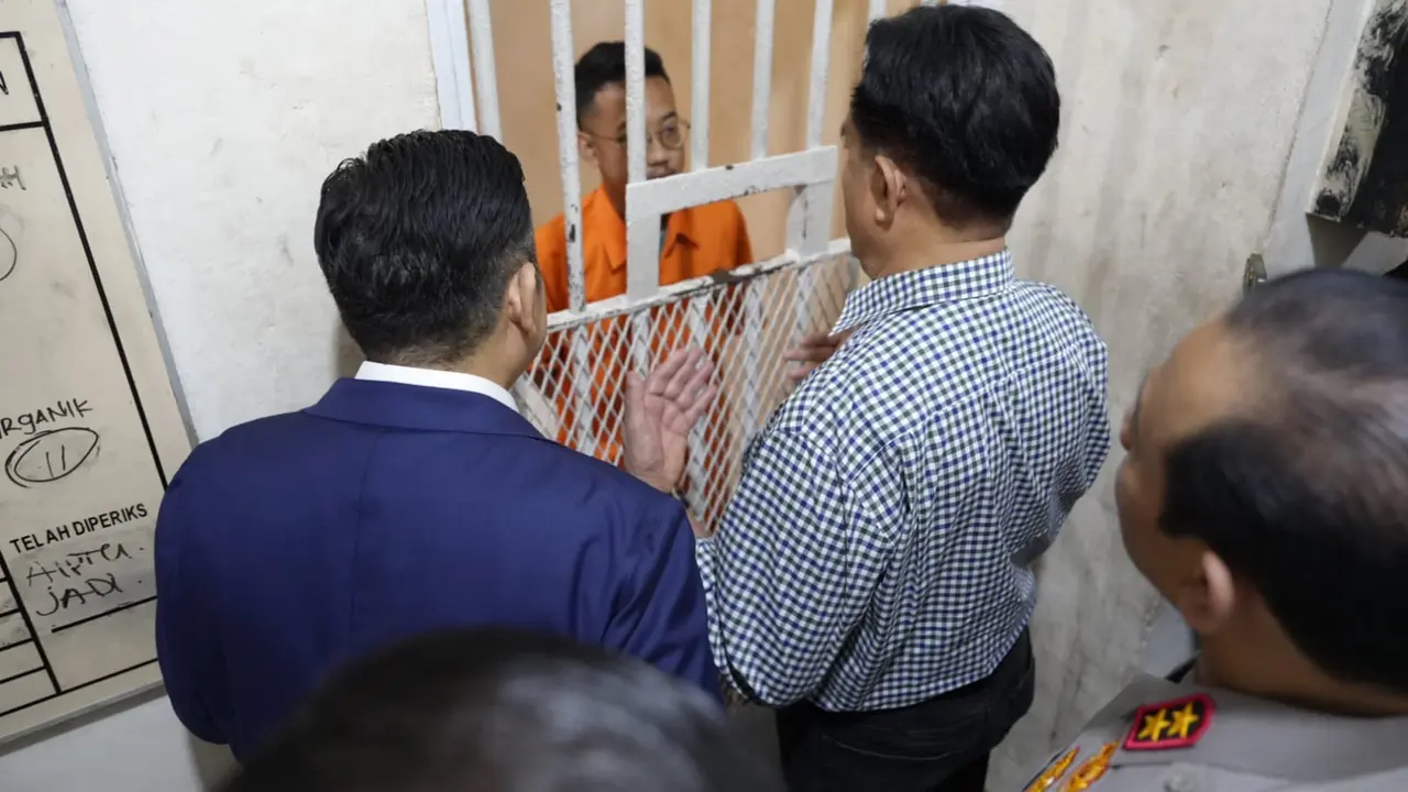 Menteri Koordinator Imigrasi Pemasyarakatan, Yusril Ihza Mahendra dan wakilnya, Otto Hasibuan saat mendatangi Direktur Eksekutif Lokataru, Delpedro Marhaen di Polda Metro Jaya.