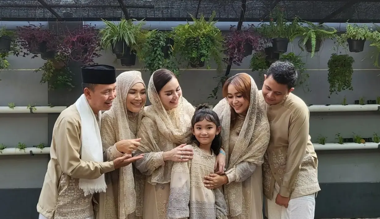 <p>Lebaran kali ini Ayu dan keluarga kedatangan anggota baru, yakni Nanda yang telah menikah dengan Syifa, adik Ayu Ting Ting. (Instagram @ayutingting92)</p>