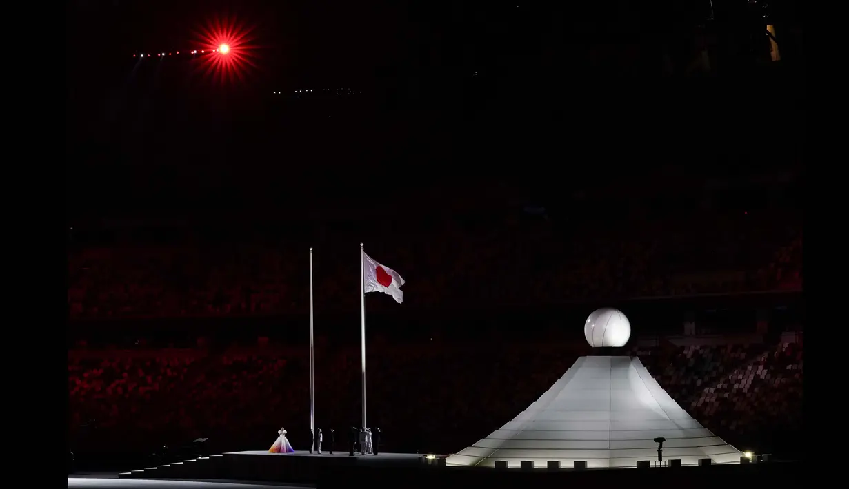 Penyanyi asal Jepang, Misia tampil saat pengibaran bendera nasional Jepang dalam upacara pembukaan Olimpiade Tokyo 2020 di Olympic Stadium, Tokyo, Jepang, Jumat (23/7/2021). (Foto: AP/Ashley Landis)
