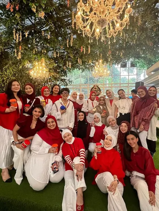 <p>Namun sayang, pada ulang tahun kali ini Okie Agustina tak bisa merayakan bersama sang suami, Gunawan Dwi Cahyo. Sang suami sedang sibuk pertandingan dengan klubnya. [Instagram/okieagustina_]</p>