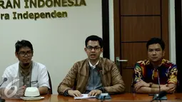 Ketua KPI, Yuliandre Darwis (tengah) memberikan penjelasan saat mengikuti penyerahan Izin Penyelenggaraan Penyiaran (IPP) kepada 10 stasiun televisi swasta secara nasional di kantor KPI, Jakarta, Jumat (14/10). (Liputan6.com/Gempur M Surya)