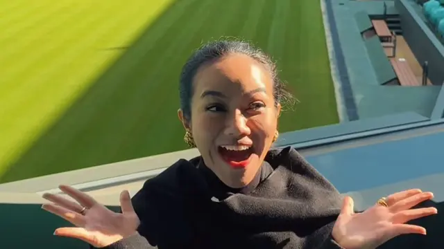 Ekspresi haru Yura Yunita di Wimbledon. (credit:instagram.com/yurayunita)