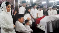 Presiden ke-6 RI Susilo Bambang Yudhoyono (duduk) bersama anaknya Agus Harimurti Yudhoyono dan Edhie Baskoro Yudhoyono berada di dekat peti jenazah Ani Yudhoyono di Puri Cikeas, Bogor, Jawa Barat, Minggu (2/6/2019). (Liputan6.com/Immanuel Antonius)