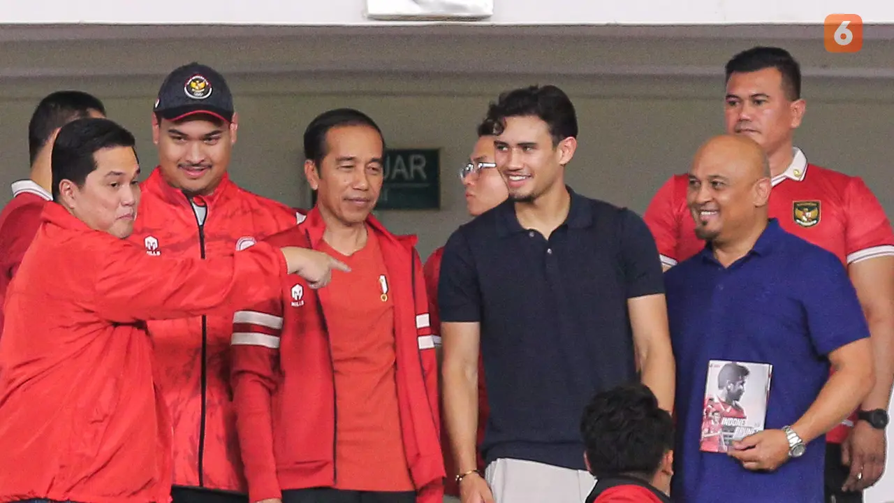Foto: Bawa Sang Ayah, Momen Nathan Tjoe-A-On Foto Bareng Presiden Jokowi saat Timnas Indonesia Vs Brunei