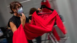Staf desainer Spanyol, Hannibal Laguna bekerja di belakang panggung sehari sebelum dimulainya Mercedes-Benz Fashion Week di Madrid, Rabu (9/9/2020). Mode Spanyol berlangsung dari 10 - 13 September di bawah protokol kesehatan dan pedoman jarak sosial karena pandemi corona. (AP Photo/Bernat Armangue)