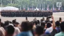 Masyarakat terlihat antusias menyaksikan parade dan defile pasukan Polri pada peringatan HUT ke-78 Bhayangkara. (Liputan6.com/Angga Yuniar)