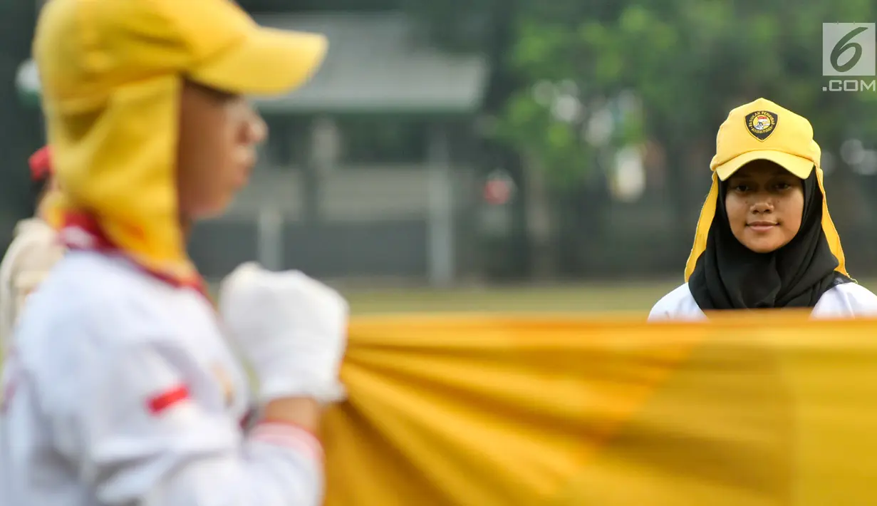Calon Paskibraka Nasional 2017 saat latihan upacara menaikan dan menurunkan bendera di PPPON, Cibubur, Jakarta Timur, Kamis (10/8). (Liputan6.com/Yoppy Renato)