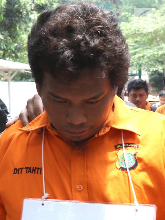 Tersangka insiden penembakan peluru nyasar di ruangan anggota DPR, IAW, menjalani proses rekonstruksi Lapangan Tembak Senayan, Jakarta, Jumat (19/10). IAW dan RMY merupakan Pegawai Negeri Sipil Kementrian Perhubungan. (Liputan6.com/Immanuel Antonius)