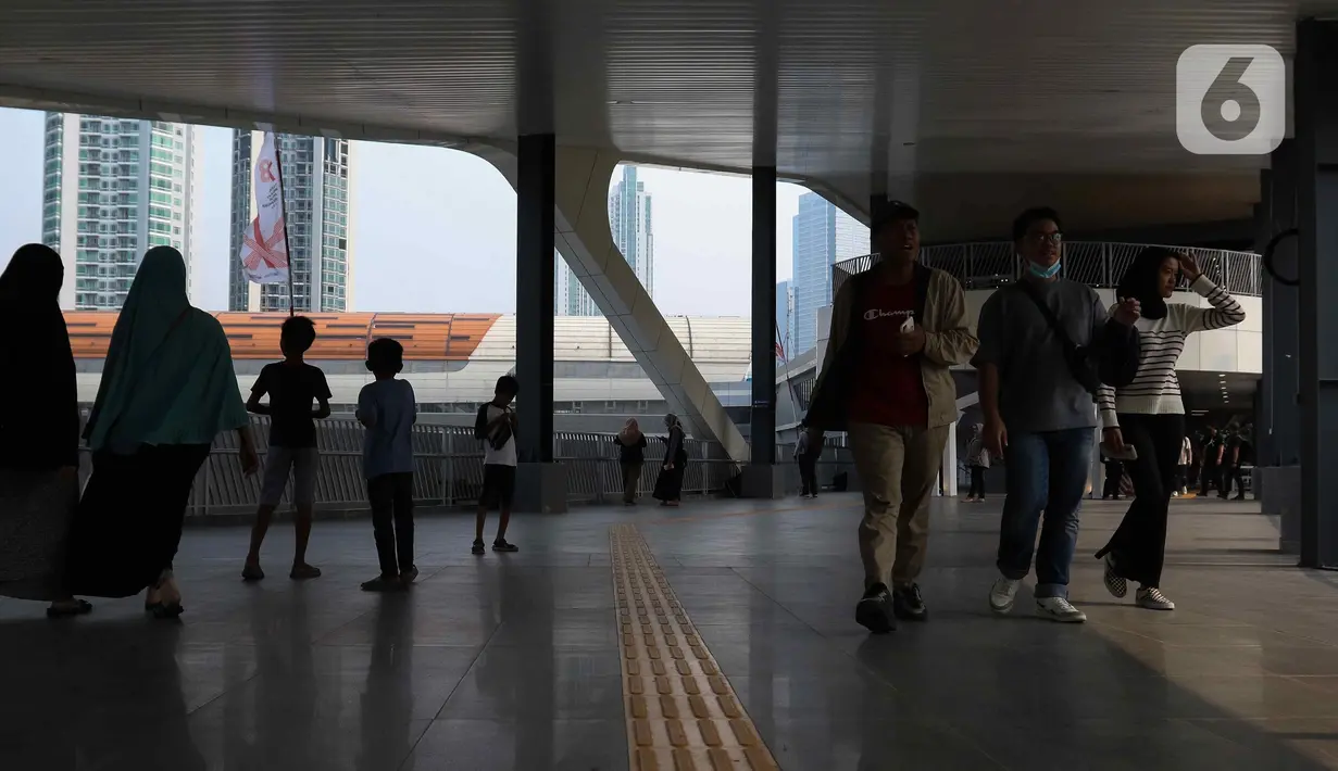 Lokasinya yang strategis menjadikan JPM Dukuh Atas menjadi lokasi warga untuk sekedar berelaksasi. (Liputan6.com/Herman Zakharia)