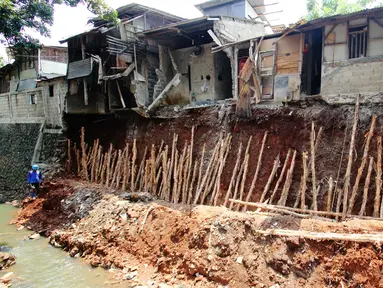 Kondisi sejumlah rumah yang mengalami kerusakan akibat terkena longsor di pinggir kali Bintaro Utara, Pesanggrahan, Jakarta, Kamis (20/9). Hujan lebat mengakibatkan sebanyak lima rumah di pinggir kali tersebut longsor. (Liputan6.com/Angga Yuniar)