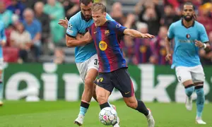 Pemain Feyenoord Tijme Wessels berebut bola dengan pemain Barcelona Dani Olmo dalam laga Liga Champions antara Barcelona vs Feyenoord di Barcelona, Spanyol, Rabu, 9 September 2026. (AP Photo/Emilio Morenatti)