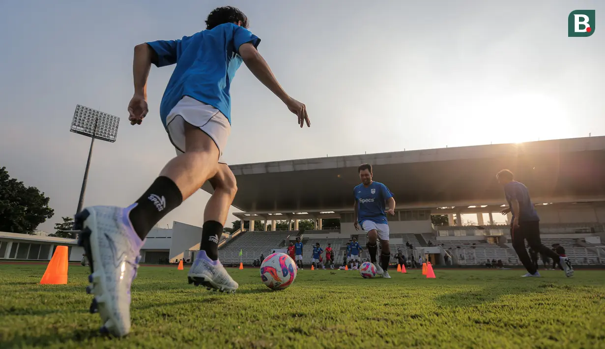 Sejumlah peserta mengikuti sesi speed drill & skill challange menggunakan sepatu terbaru Specs, dengan nama Alphaform Elite pada acara Alphaform Experience yang berlangsung di Stadion Madya, Senayan, Jakarta, Jumat (12/07/2024). (Bola.com/Bagaskara Lazuardi)