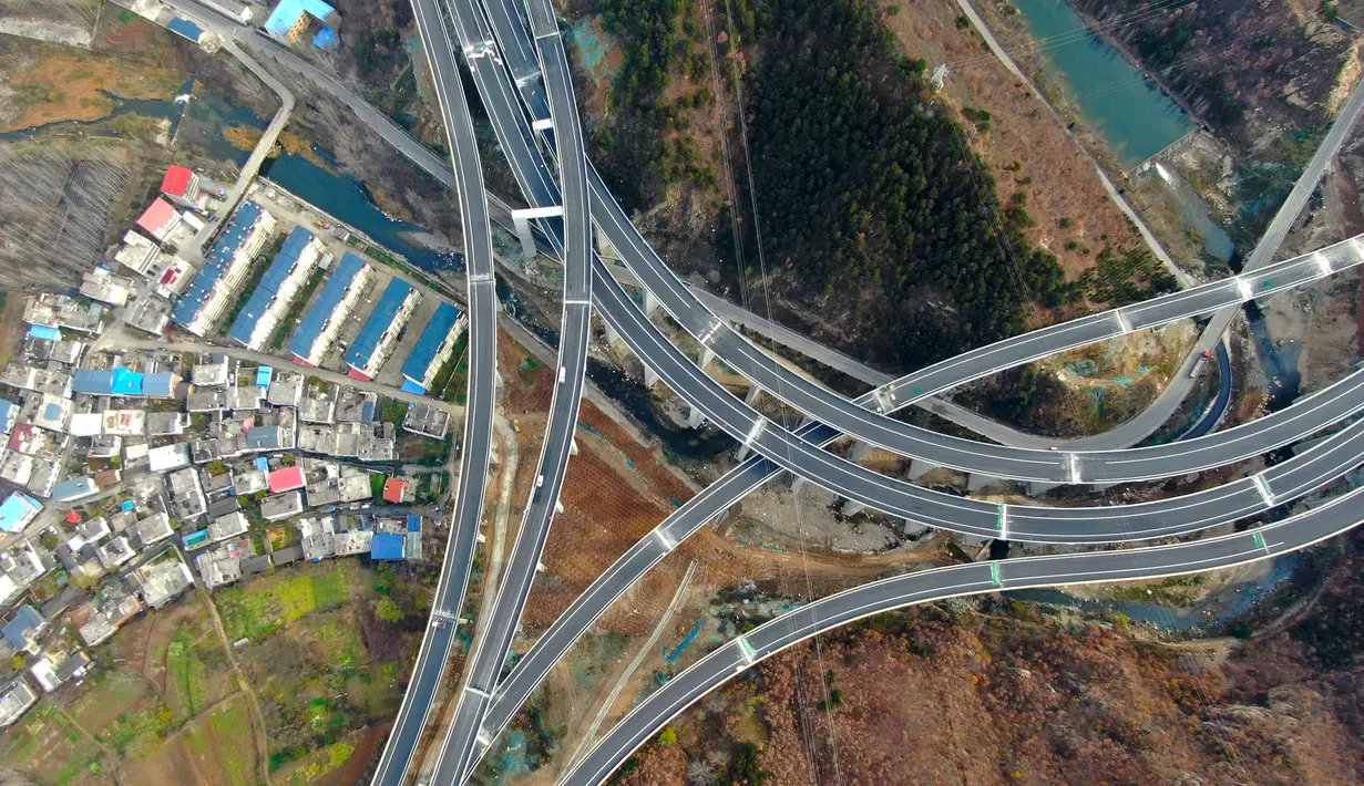 Foto dari udara menunjukkan jalan tol Zhengxi seksi Yaoshan-Luanchuan di Provinsi Henan, China tengah (19/11/2020). Seksi jalan tol sepanjang 80 kilometer ini melewati Pegunungan Funiu tersebut menghubungkan Yaoshan di Kota Pingdingshan dan Miaozi di Kota Luoyang. (Xinhua/Hao Yuan)