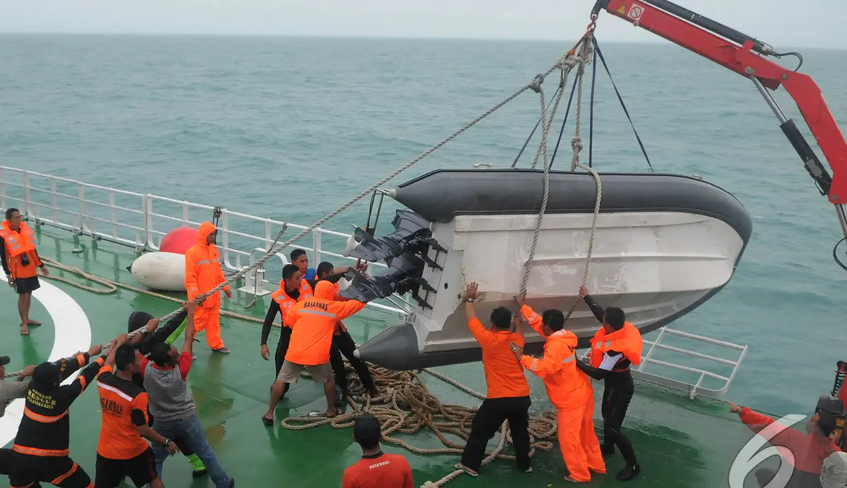 Evakuasi jenazah penumpang dan puing pesawat AirAsia QZ8501 masih terkendala cuaca buruk, Perairan Pangkalan Bun, Kalteng, Minggu (4/1/2015). (Liputan6.com/Herman Zakharia)