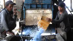 Aktivitas pekerja di pabrik pengolahan sampah plastik kawasan Kapuk, Cengkareng, Jakarta, Selasa (17/9/2019). Rata-rata sampah plastik yang diolah di tempat ini mencapai 1,5 ton per hari. (merdeka.com/Arie Basuki)