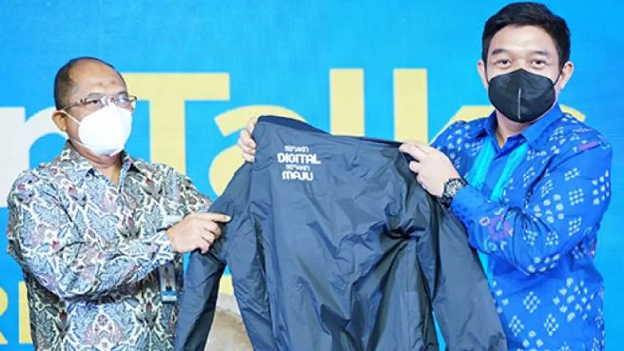 Kabalitbang SDM Kementerian Kominfo Hary Budiarto bersama Kadinas Kominfo Kota Makassar Denny Hidayat dalam TalenTalks Event Aga Kareba: Makin Jago Digital Makin Cepat Hilirasiasi Ekonomi Digital dari Makassar, Sulawesi Selatan.