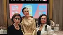 Lengkapi busana serba emasnya, Menpar Widi jinjing clutch kulit croco, heels, dan aksesori emas. [@widi.wardhana]