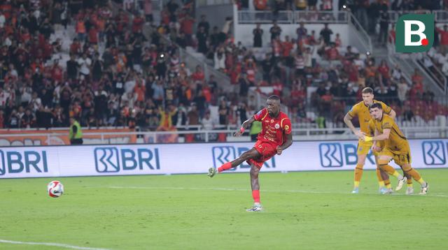 Momen pemain Persija, Allano mencetak gol ke gawang Bhayangkara pada lanjutan BRI Super League 2025/2026 di SUGBK, Senayan, Jakarta hari Senin (29/12/2025) malam WIB. (Muhammad Iqbal Ichsan/Bola.com)