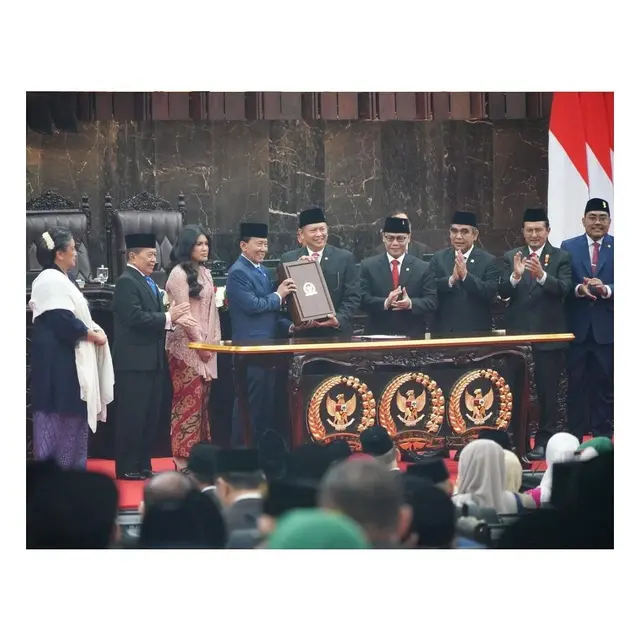 Potret Cantik Larasati Moriska, Anggota DPD Termuda dan Pimpinan Sementara MPR RI Kenakan Kebaya Pink Saat Pelantikan