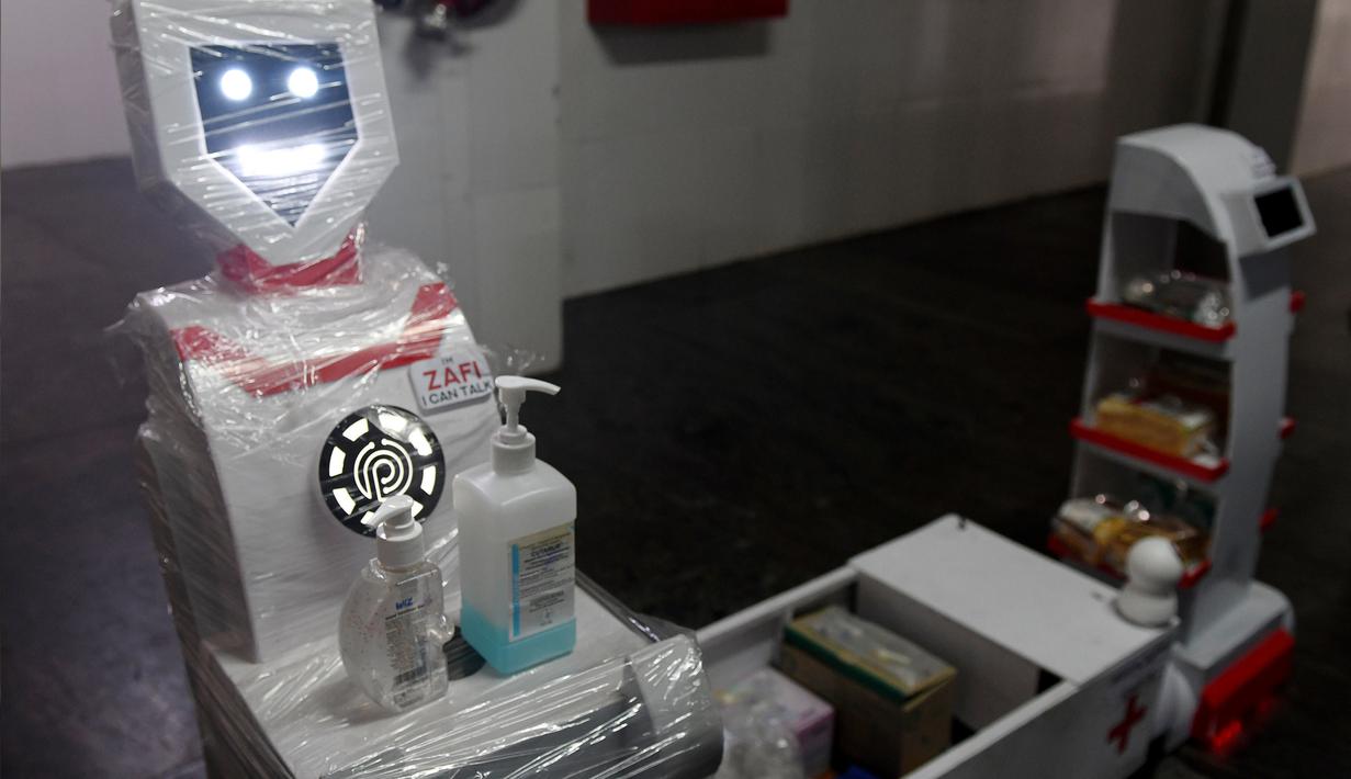 Robot interaktif 'Zafi' yang akan digunakan di ruang isolasi Covid -19 dalam demo di rumah sakit Stanley Medical di Chennai, 6 April 2020. Robot ini dikerahkan untuk melayani makanan dan obat-obatan bagi pasien Covid-19 dalam upaya meminimalkan tenaga medis tertular virus corona. (Arun SANKAR/AFP)